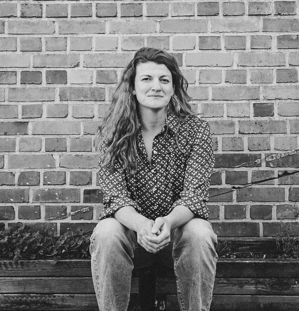 Pionera Lisa Hafer Profil sitzend